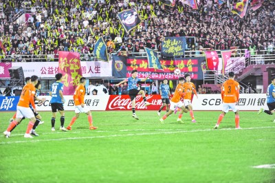 现场球迷欢, 彝族, 比赛进行到 现场球迷欢, 彝族, 比赛进行到